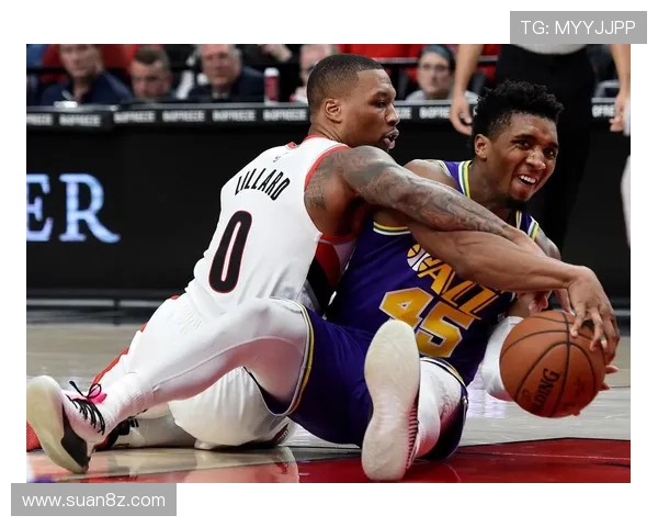 开拓者激战爵士季前赛对攻上演新星崛起两队鏖战展现未来潜力 开拓者激战爵士季前赛对攻上演新星崛起两队鏖战展现未来潜力