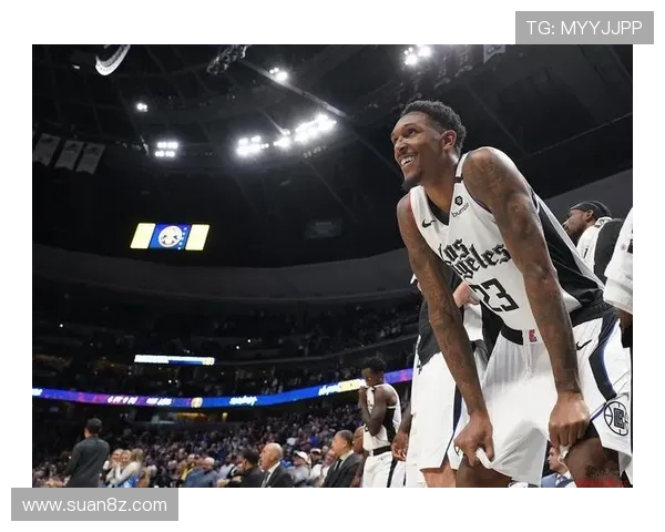 梅里尔外线火力全开10投7中砍下20分5篮板三分球9投6中表现惊艳